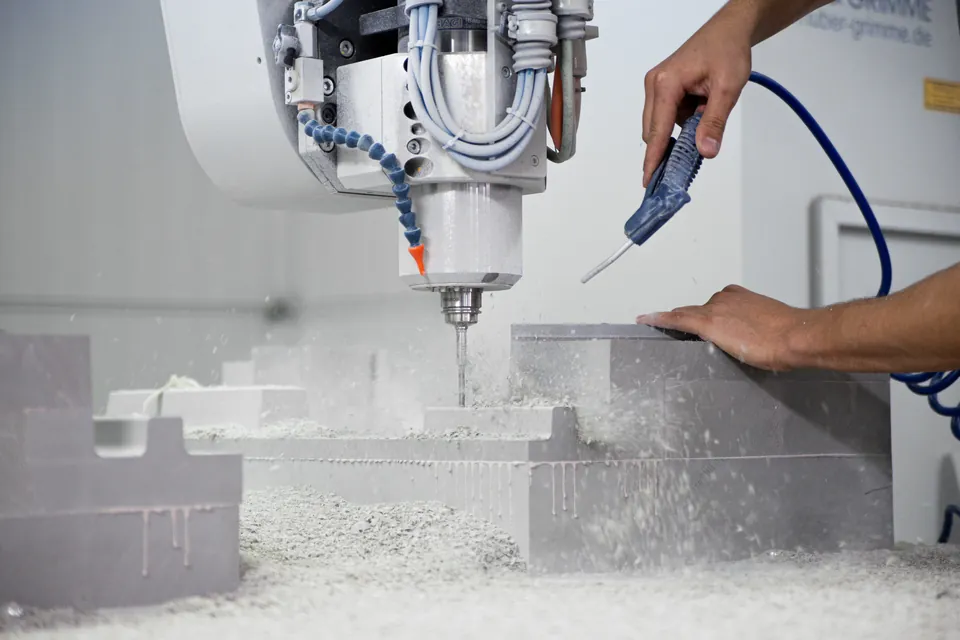 CNC-Fräsen von Kunststoff-Blockmaterial bei FIT