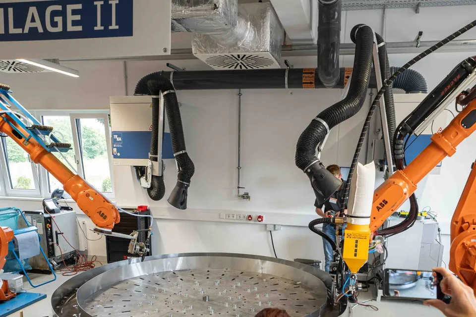 SAAM-Anlage mit zwei Industrierobotern und großem Drehtisch