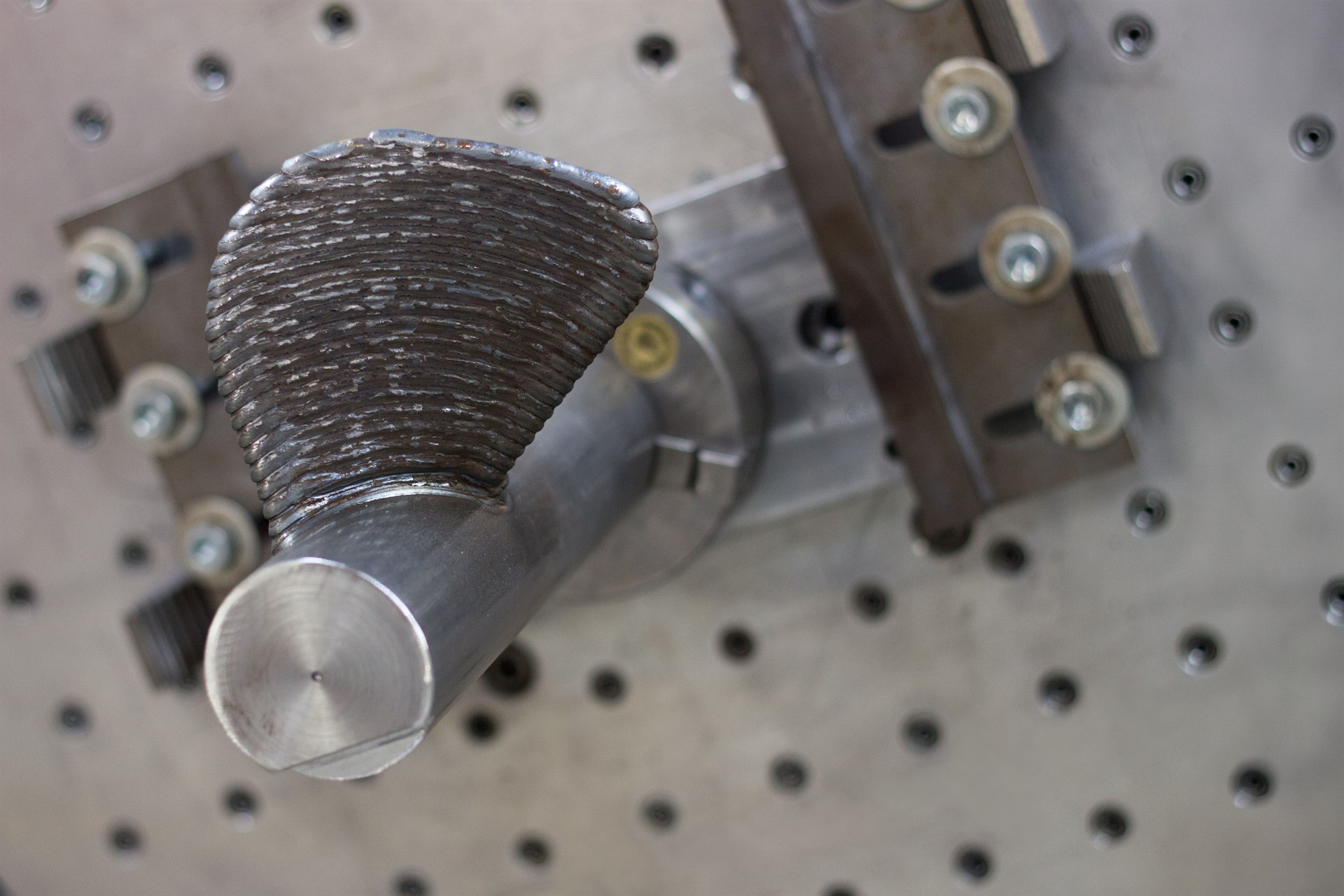 Gezielter additiver Materialauftrag auf bestehender Metallstruktur