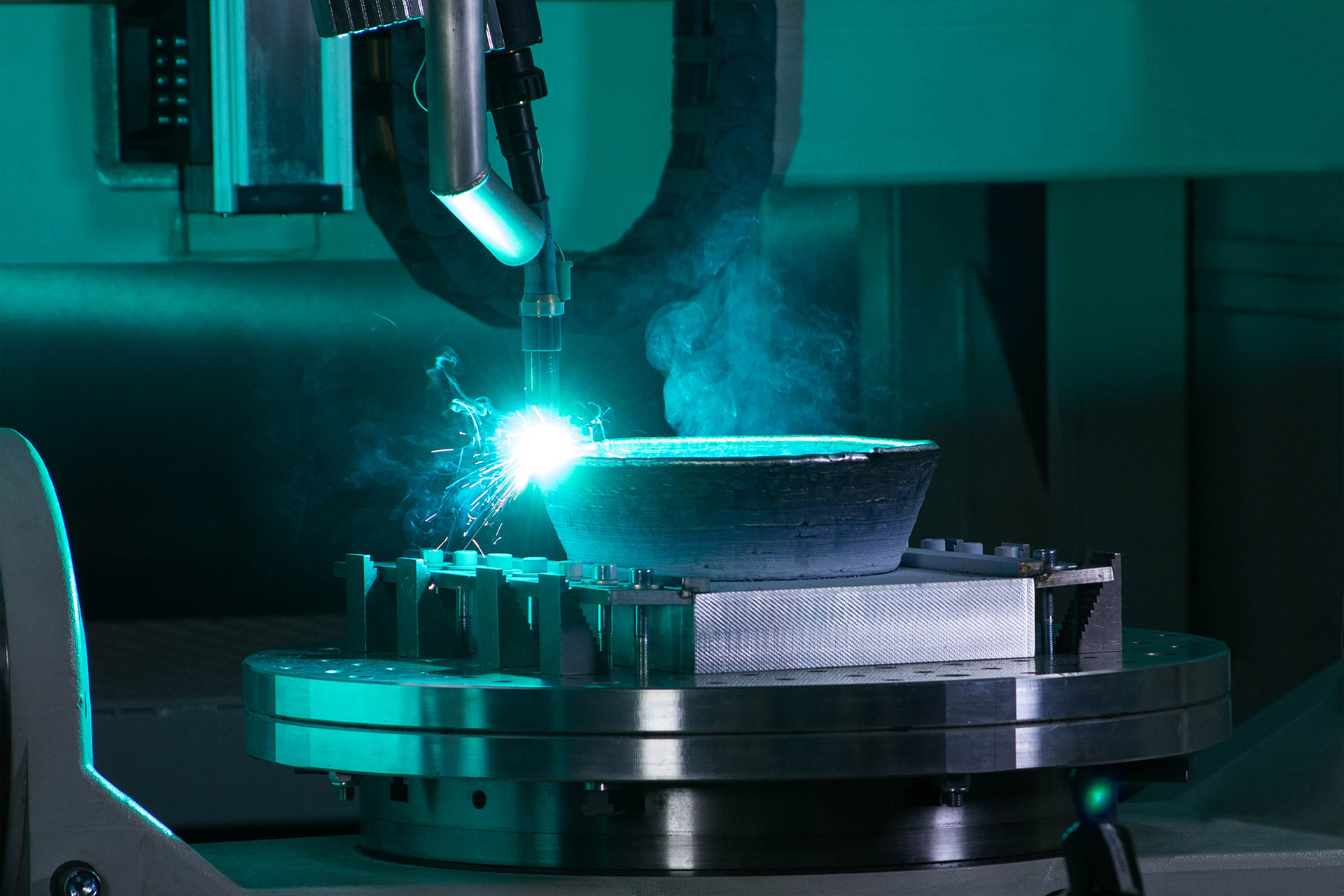 WAAM-Lichtbogenauftrag — massive Raupen auf großer Metallstruktur im industriellen Maßstab