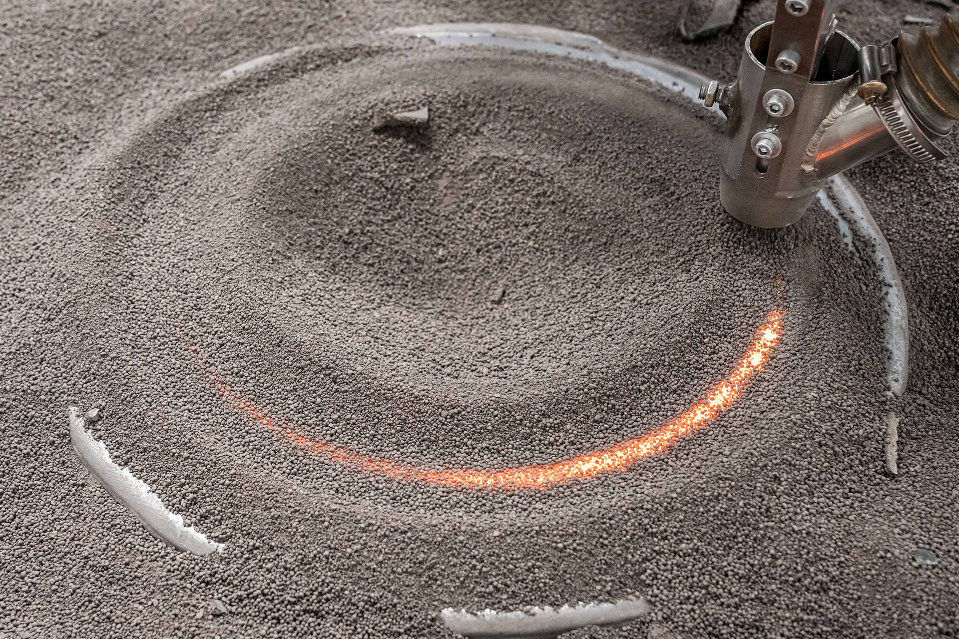 SAAM-Roboteraufbau — adaptive Bahnführung an komplexer Geometrie mit technischem Overlay